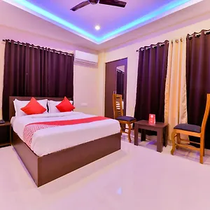 Hotel Oyo 16605 Royal Front, Kochi